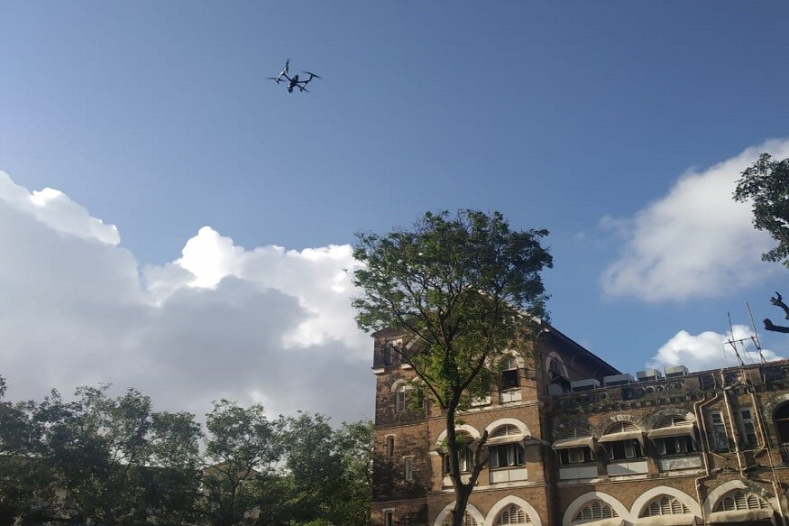 800 मीटरच्या परिसरात असलेले ड्रोन याने शोधता येतील आणि खाली उतरवता येईल. त्यामुळे संशयास्पद ड्रोन उतरवून ते नष्ट करणं मुंबईत पोलिसांना सहज सोपं होईलच पण ड्रोन उडवणाऱ्या व्यक्तीचा शोधही घेता येईल. 800 मीटरच्या परिसरात असलेले ड्रोन याने शोधता येतील आणि खाली उतरवता येईल. त्यामुळे संशयास्पद ड्रोन उतरवून ते नष्ट करणं मुंबईत पोलिसांना सहज सोपं होईलच पण ड्रोन उडवणाऱ्या व्यक्तीचा शोधही घेता येईल.
