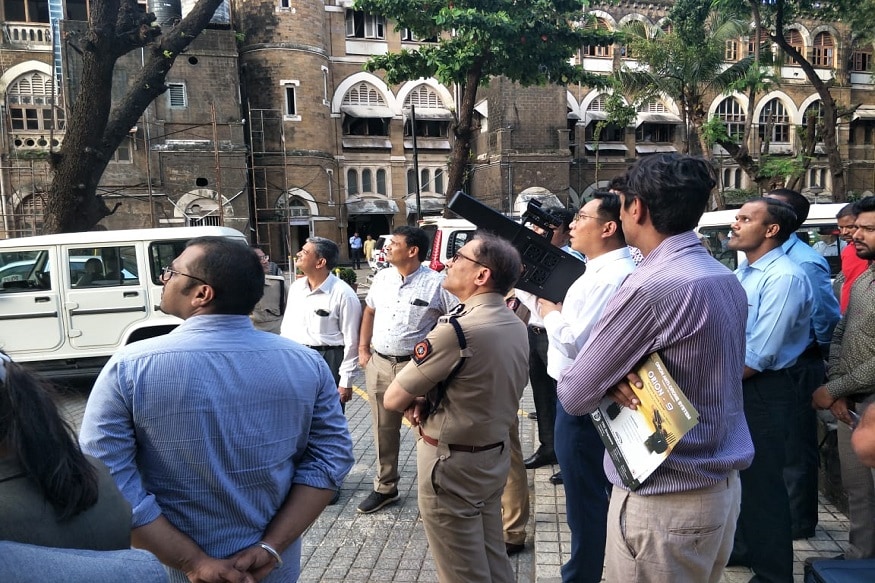 ड्रोनच्या माध्यमातून हल्ला होण्याची भीती नाकारता येत नाही. त्यासाठीच हे ड्रोन वेळीच शोधून नष्ट करता आलं पाहिजे आणि हेच काम ड्रोन डिटेक्टर करणार आहे. ड्रोनच्या माध्यमातून हल्ला होण्याची भीती नाकारता येत नाही. त्यासाठीच हे ड्रोन वेळीच शोधून नष्ट करता आलं पाहिजे आणि हेच काम ड्रोन डिटेक्टर करणार आहे.
