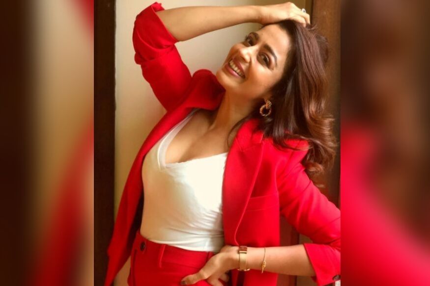 बिग बॉस मराठीच्या 12व्या सीझनमधील स्पर्धक आणि मराठी अभिनेत्री नेहा पेंडसे मागच्या काही दिवसांपासून चर्चेत आहे. काही दिवसांपूर्वी अभिनेता अभिजीत खांडकेकरनं केलेल्या एका पोस्टमुळे नेहाच्या लग्नाच्या चर्चा सुरू झाल्या होत्या. बिग बॉस मराठीच्या 12व्या सीझनमधील स्पर्धक आणि मराठी अभिनेत्री नेहा पेंडसे मागच्या काही दिवसांपासून चर्चेत आहे. काही दिवसांपूर्वी अभिनेता अभिजीत खांडकेकरनं केलेल्या एका पोस्टमुळे नेहाच्या लग्नाच्या चर्चा सुरू झाल्या होत्या.
