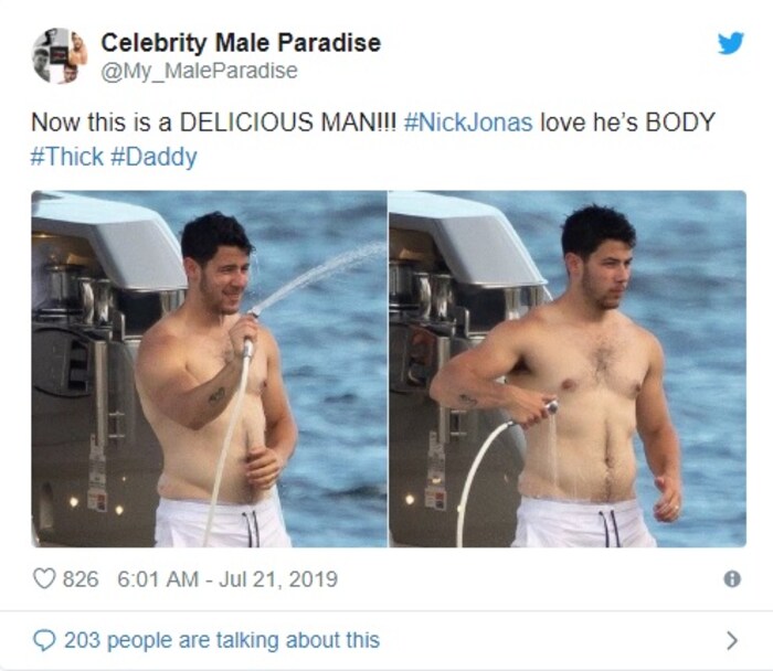  या फोटोमध्ये निक हँड शॉवर घेताना दिसत आहे. मात्र त्यांच्या चाहत्यांनी मात्र या फोटोमध्ये काही वेगळंच पाहिलं आहे. ज्यामुळे त्याला लोकांच्या टीकेला सामोरं जावं लागत आहे. या फोटोमधील निकची बॉडी पाहून नेटिझन्सनी त्याला आता तुझं बाबा होण्याचं वय झालं आहे असा टोला लगावला आहे.