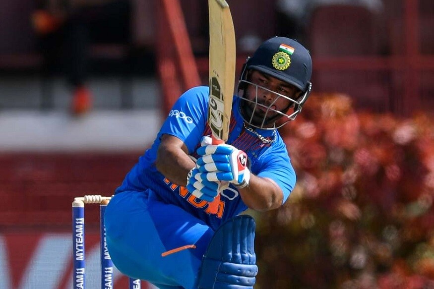 धोनीचा वारसदार म्हणून ज्याच्याकडं पाहिलं जातं त्या ऋषभ पंतची फलंदाजी सध्या डोकेदुखी ठरत आहे. पंत लवकर बाद होतो ही समस्या नसून चुकीचे फटके खेळतो तो चिंतेचा विषय आहे. त्रिनिदादमध्ये पंतला ब्रेथवेटच्या गोलंदाजीवर क्रॉस बॅट शॉट मारणं महागात पडलं. तो 20 धावांवर त्रिफळाचित झाला. पंत टी20 मध्ये पहिल्या दोन सामन्यात दुहेरी धावसंख्या गाठू शकला नव्हता. अखेरच्या सामन्यात त्यानं अर्धशतक केलं होतं. धोनीचा वारसदार म्हणून ज्याच्याकडं पाहिलं जातं त्या ऋषभ पंतची फलंदाजी सध्या डोकेदुखी ठरत आहे. पंत लवकर बाद होतो ही समस्या नसून चुकीचे फटके खेळतो तो चिंतेचा विषय आहे. त्रिनिदादमध्ये पंतला ब्रेथवेटच्या गोलंदाजीवर क्रॉस बॅट शॉट मारणं महागात पडलं. तो 20 धावांवर त्रिफळाचित झाला. पंत टी20 मध्ये पहिल्या दोन सामन्यात दुहेरी धावसंख्या गाठू शकला नव्हता. अखेरच्या सामन्यात त्यानं अर्धशतक केलं होतं.