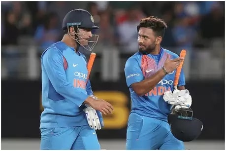 तुफान फटकेबाजीसह 65 धावा करत आंतरराष्ट्रीय टी20 मध्ये पहिलं अर्धशतक केलं. भारताच्या यष्टीरक्षकानं एका टी20 सामन्यात केलेल्या या सर्वाधिक धावा आहेत. त्यामुळं पंतनं धोनीचा सर्वात मोठा विक्रम मोडला आहे. तुफान फटकेबाजीसह 65 धावा करत आंतरराष्ट्रीय टी20 मध्ये पहिलं अर्धशतक केलं. भारताच्या यष्टीरक्षकानं एका टी20 सामन्यात केलेल्या या सर्वाधिक धावा आहेत. त्यामुळं पंतनं धोनीचा सर्वात मोठा विक्रम मोडला आहे.