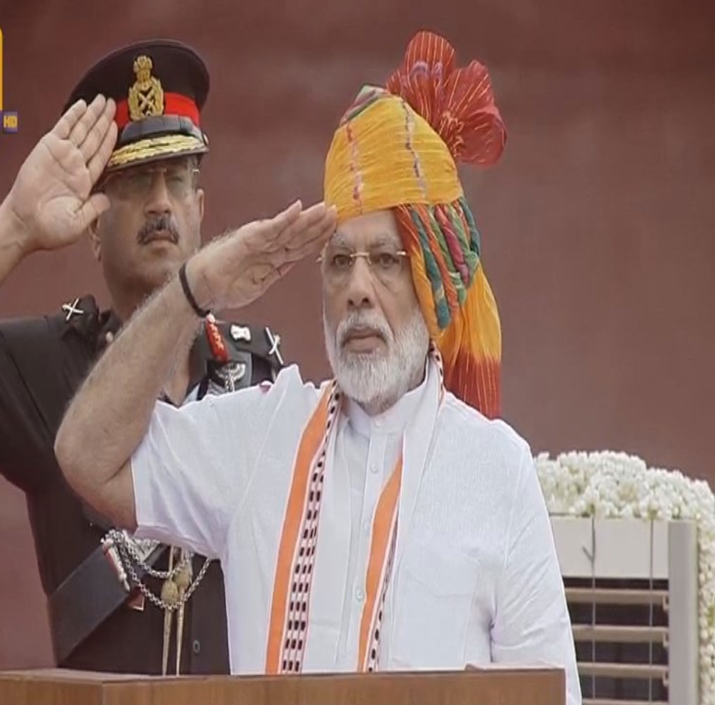 नरेंद्र मोदी यांनी 2014 साली पंतप्रधानपदाची धुरा हाती घेतली. यानंतर लोकसभा निवडणूक 2019 मध्येही भाजपनं घवघवीत यश मिळवलं आणि पंतप्रधानपदी मोदी पुन्हा विराजमान झाले. 2014 पासून ते 2019 पर्यंत लाल किल्ल्यावर स्वातंत्र्य दिन साजरा करताना त्यांच्या लुकमध्ये वेगवेगळे बदल पाहायला मिळाले. नरेंद्र मोदी यांनी 2014 साली पंतप्रधानपदाची धुरा हाती घेतली. यानंतर लोकसभा निवडणूक 2019 मध्येही भाजपनं घवघवीत यश मिळवलं आणि पंतप्रधानपदी मोदी पुन्हा विराजमान झाले. 2014 पासून ते 2019 पर्यंत लाल किल्ल्यावर स्वातंत्र्य दिन साजरा करताना त्यांच्या लुकमध्ये वेगवेगळे बदल पाहायला मिळाले.