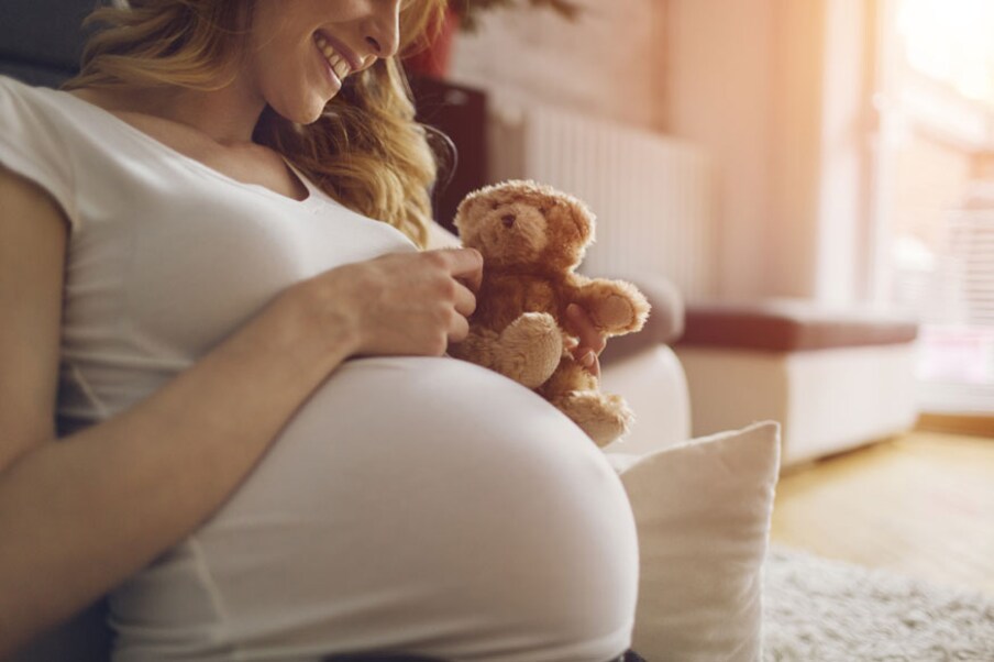 गरोदरपणात जास्त स्ट्रेस घेऊ नका, यामुळे गर्भातील बाळाच्या आरोग्यावर परिणाम होऊ शकतो. शिवाय वेळेआधीच प्रसूती होण्याचा धोका वाढतो.
