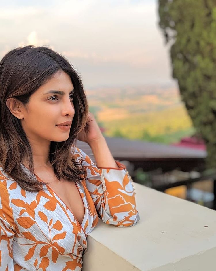 प्रियांका स्वतःला फिट ठेवण्यासाठी जिममध्ये घाम तर गाळतेच शिवाय ती ठराविक आहार नेहमीच घेते. या आहारामुळे तिला उर्जा तर मिळतेच शिवाय तो पदार्थ तयार करायलाही सोपा असतो. नेमकी हा कोणता पदार्थ आहे ते आज आम्ही तुम्हाला सांगणार आहोत. प्रियांका स्वतःला फिट ठेवण्यासाठी जिममध्ये घाम तर गाळतेच शिवाय ती ठराविक आहार नेहमीच घेते. या आहारामुळे तिला उर्जा तर मिळतेच शिवाय तो पदार्थ तयार करायलाही सोपा असतो. नेमकी हा कोणता पदार्थ आहे ते आज आम्ही तुम्हाला सांगणार आहोत.