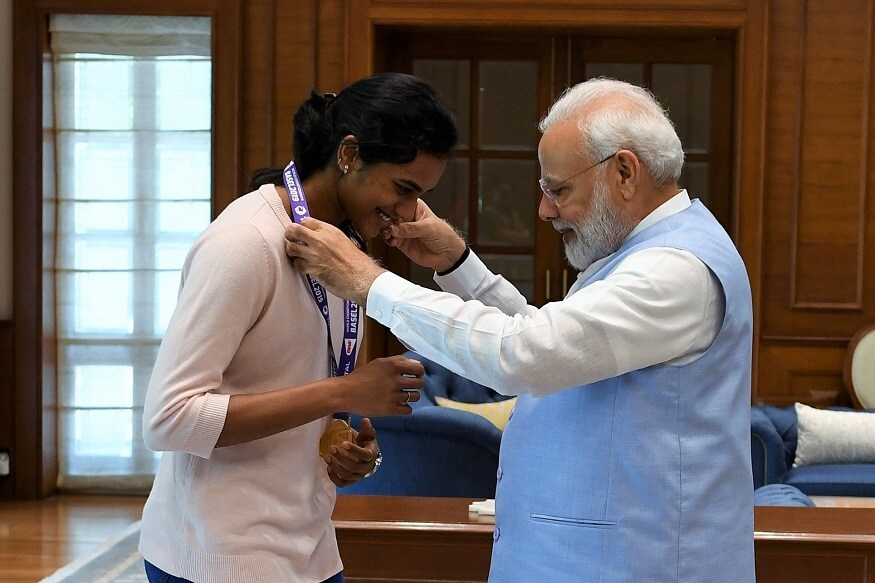 वर्ल्ड बॅडमिंटन चॅम्पियनशिपमध्ये विजय मिळवून भारताची स्टार बॅडमिंटनपटू पीव्ही सिंधू मंगळवारी पहाटे भारतात परतली. त्यानंतर सिंधूनं पंतप्रधान नरेंद्र मोदींची भेट घेतली. यावेळी पंतप्रधान मोदींनी ही भारतासाठी गर्वाची गोष्ट असून चॅम्पियन पीव्ही सिंधुची भेट घेतल्यानं आनंद झाला असं म्हटलं. वर्ल्ड बॅडमिंटन चॅम्पियनशिपमध्ये विजय मिळवून भारताची स्टार बॅडमिंटनपटू पीव्ही सिंधू मंगळवारी पहाटे भारतात परतली. त्यानंतर सिंधूनं पंतप्रधान नरेंद्र मोदींची भेट घेतली. यावेळी पंतप्रधान मोदींनी ही भारतासाठी गर्वाची गोष्ट असून चॅम्पियन पीव्ही सिंधुची भेट घेतल्यानं आनंद झाला असं म्हटलं.