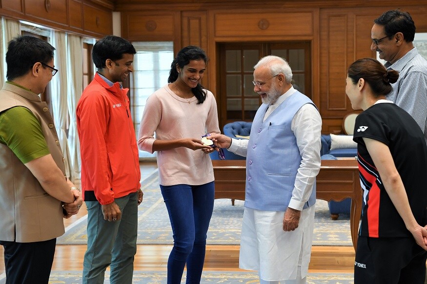 स्वित्झर्लंडमध्ये झालेल्या वर्ल्ड बॅडमिंटन चॅम्पियनशीपमध्ये विजय मिळवत पीव्ही सिंधुनं इतिहास रचला. सिंधूनं सरळ दोन सेटमध्ये विजय मिळवला. यावेळी तिनं एकदाही कमबॅक करण्याची संधी दिली नाही. 21-7, 21-7 अशा दोन सेटमध्ये सिंधूनं बाजी मारली. स्वित्झर्लंडमध्ये झालेल्या वर्ल्ड बॅडमिंटन चॅम्पियनशीपमध्ये विजय मिळवत पीव्ही सिंधुनं इतिहास रचला. सिंधूनं सरळ दोन सेटमध्ये विजय मिळवला. यावेळी तिनं एकदाही कमबॅक करण्याची संधी दिली नाही. 21-7, 21-7 अशा दोन सेटमध्ये सिंधूनं बाजी मारली.