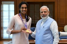 वर्ल्ड चॅम्पियन सिंधुचे मायदेशात जल्लोषात स्वागत, PM मोदींनी असं केलं अभिनंदन!