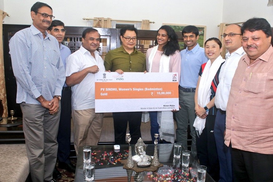 सिंधुला शुभेच्छा दिल्यानंतर पंतप्रधान मोदींनी तिच्या गळ्यात गोल्ड मेडल घातलं. तिला भविष्यासाठी शुभेच्छाही दिल्या. मोदींची भेट घेण्यापूर्वी सिंधुनं क्रीडा मंत्री किरण रिजजू यांची भेट घेतली होती. क्रीडा मंत्र्यांनी तिला 10 लाख रुपयांचा चेक दिला. सिंधुला शुभेच्छा दिल्यानंतर पंतप्रधान मोदींनी तिच्या गळ्यात गोल्ड मेडल घातलं. तिला भविष्यासाठी शुभेच्छाही दिल्या. मोदींची भेट घेण्यापूर्वी सिंधुनं क्रीडा मंत्री किरण रिजजू यांची भेट घेतली होती. क्रीडा मंत्र्यांनी तिला 10 लाख रुपयांचा चेक दिला.