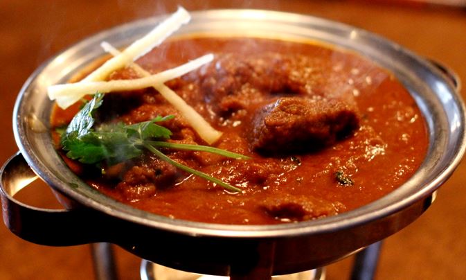 रोगन जोश- काश्मीरमधील खास पदार्थांपैकी हा एक पदार्थ आहे. मटणात तळलेले कांदे, मसाले आणि दही टाकून रोगन जोश तयार केलं जातं. या पदार्थात असलेली काश्मिरी मिर्चीमुळे रोगन जोशची चव अप्रतिम असते. हा पदार्थ दिसायला लाल असतो. रोगन जोश- काश्मीरमधील खास पदार्थांपैकी हा एक पदार्थ आहे. मटणात तळलेले कांदे, मसाले आणि दही टाकून रोगन जोश तयार केलं जातं. या पदार्थात असलेली काश्मिरी मिर्चीमुळे रोगन जोशची चव अप्रतिम असते. हा पदार्थ दिसायला लाल असतो.