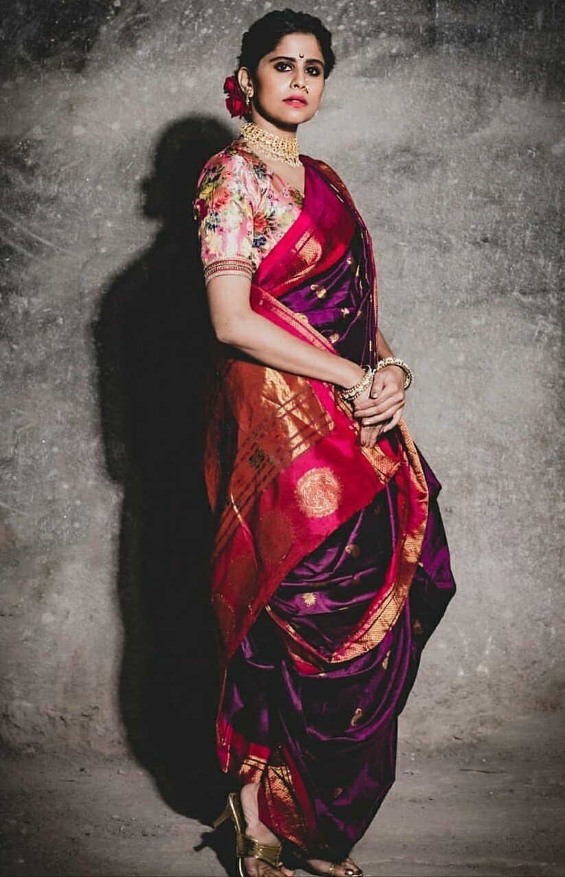पैठणातील हा राजेशाही लुक सईच्या सौंदर्यात आणखीच भर घालत आहे. नाकातली नथ आणि इतर दागिने तिच्या मराठमोळ्या पेहरावाला साजेसे आहेत. तिचा हा लुक कुणाचीही नजर लागेल असाच आहे. पैठणातील हा राजेशाही लुक सईच्या सौंदर्यात आणखीच भर घालत आहे. नाकातली नथ आणि इतर दागिने तिच्या मराठमोळ्या पेहरावाला साजेसे आहेत. तिचा हा लुक कुणाचीही नजर लागेल असाच आहे.