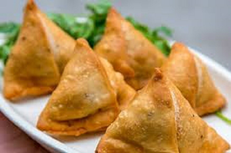 तळलेले पदार्थ - प्रवासात वडापाव, समोसे, भजी, कटलेट असे तळलेले पदार्थ स्टेशनवर मिळतात. मात्र असे पदार्थ खाण्याचा मोह आवरा. प्रवासात असे पदार्थ खाल्ल्याने तुमची तब्येत बिघडू शकते. उघड्यावर विकले जाणारे असे कोणतेच पदार्थ खाऊ नका तळलेले पदार्थ - प्रवासात वडापाव, समोसे, भजी, कटलेट असे तळलेले पदार्थ स्टेशनवर मिळतात. मात्र असे पदार्थ खाण्याचा मोह आवरा. प्रवासात असे पदार्थ खाल्ल्याने तुमची तब्येत बिघडू शकते. उघड्यावर विकले जाणारे असे कोणतेच पदार्थ खाऊ नका