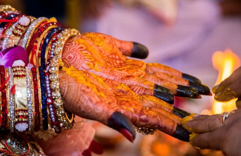 सतत लग्नाची तारीख लक्षात आणून देणं- फेसबुक किंवा इन्स्टाग्रामवर सतत आपल्या लग्नाच्या तारखेची आठवण करून देऊ नये. तुमच्या जवळच्या व्यक्तिंना आणि मित्र- मैत्रिणींना तुमच्या लग्नाची तारीख माहीत असते. त्यामुळे अशाप्रकारच्या गोष्टी सोशल मीडियावर करू नका. सतत लग्नाची तारीख लक्षात आणून देणं- फेसबुक किंवा इन्स्टाग्रामवर सतत आपल्या लग्नाच्या तारखेची आठवण करून देऊ नये. तुमच्या जवळच्या व्यक्तिंना आणि मित्र- मैत्रिणींना तुमच्या लग्नाची तारीख माहीत असते. त्यामुळे अशाप्रकारच्या गोष्टी सोशल मीडियावर करू नका.