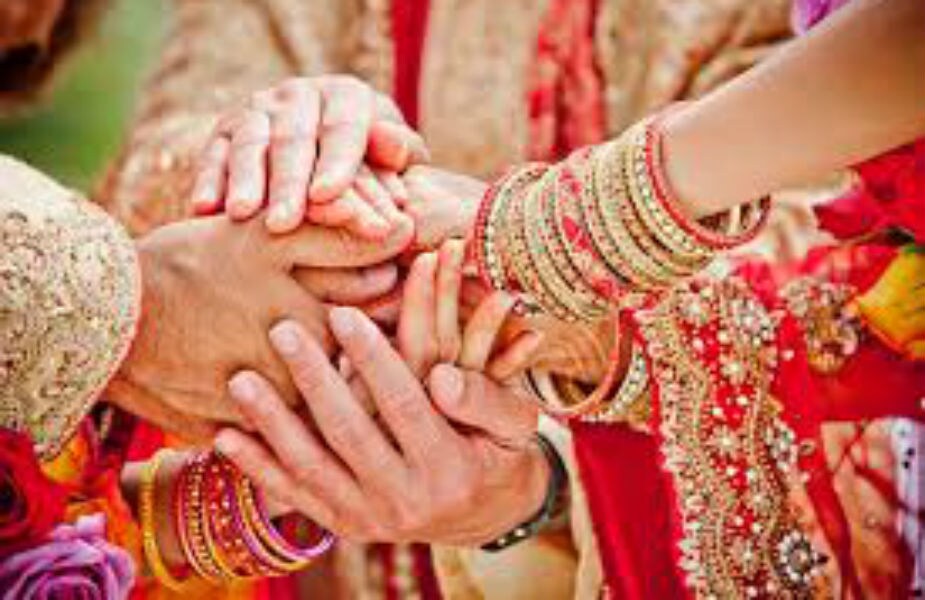 पाहुण्यांची यादी आणि लग्न स्थळ टाकणं- सोशल मीडियावर लग्नाशी निगडीत प्रत्येक गोष्ट शेअर करण्याची अनेकांना हुक्की येते. मात्र नेमकी याच गोष्टीवर तुम्हाला संयम राखायचा आहे. तुमचं लग्न कुठे आहे आणि कोणकोण पाहुणे येणार आहे याची माहिती सोशल मीडियावर शेअर करू नका. पाहुण्यांची यादी आणि लग्न स्थळ टाकणं- सोशल मीडियावर लग्नाशी निगडीत प्रत्येक गोष्ट शेअर करण्याची अनेकांना हुक्की येते. मात्र नेमकी याच गोष्टीवर तुम्हाला संयम राखायचा आहे. तुमचं लग्न कुठे आहे आणि कोणकोण पाहुणे येणार आहे याची माहिती सोशल मीडियावर शेअर करू नका.