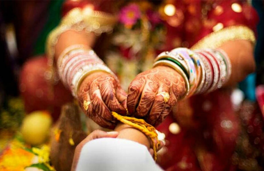 कौटुंबिक भांडण पोस्ट करू नका- कोणत्याही लग्नात फॅमिली ड्रामा होत नाही असं फार क्वचित होतं. पण म्हणून या गोष्टी फेसबुक किंवा इन्स्टाग्रामवर शेअर करू नयेत. कारण या सर्व गोष्टींचा परिणाम संसारावर होऊ शकतो. कौटुंबिक भांडण पोस्ट करू नका- कोणत्याही लग्नात फॅमिली ड्रामा होत नाही असं फार क्वचित होतं. पण म्हणून या गोष्टी फेसबुक किंवा इन्स्टाग्रामवर शेअर करू नयेत. कारण या सर्व गोष्टींचा परिणाम संसारावर होऊ शकतो.