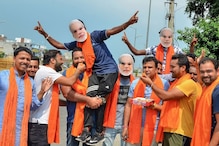 Article 370 : जल्लोष करणाऱ्या शिवसैनिकांना पोलिसांनी केली अटक Article 370 : जल्लोष करणाऱ्या शिवसैनिकांना पोलिसांनी केली अटक