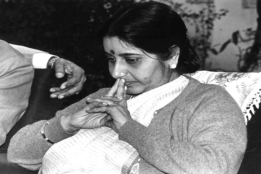 12 ऑक्टोबरला सुषमा स्वराज दिल्लीच्या मुख्यमंत्री पदी विराजमान झाल्या होत्या. त्यांना साहब सिंह वर्मा यांच्या जागी मुख्यमंत्री पद सोपवण्यात आलं होतं. त्यावेळी शपथ घेतानाचा दुर्लभ फोटो. 12 ऑक्टोबरला सुषमा स्वराज दिल्लीच्या मुख्यमंत्री पदी विराजमान झाल्या होत्या. त्यांना साहब सिंह वर्मा यांच्या जागी मुख्यमंत्री पद सोपवण्यात आलं होतं. त्यावेळी शपथ घेतानाचा दुर्लभ फोटो.