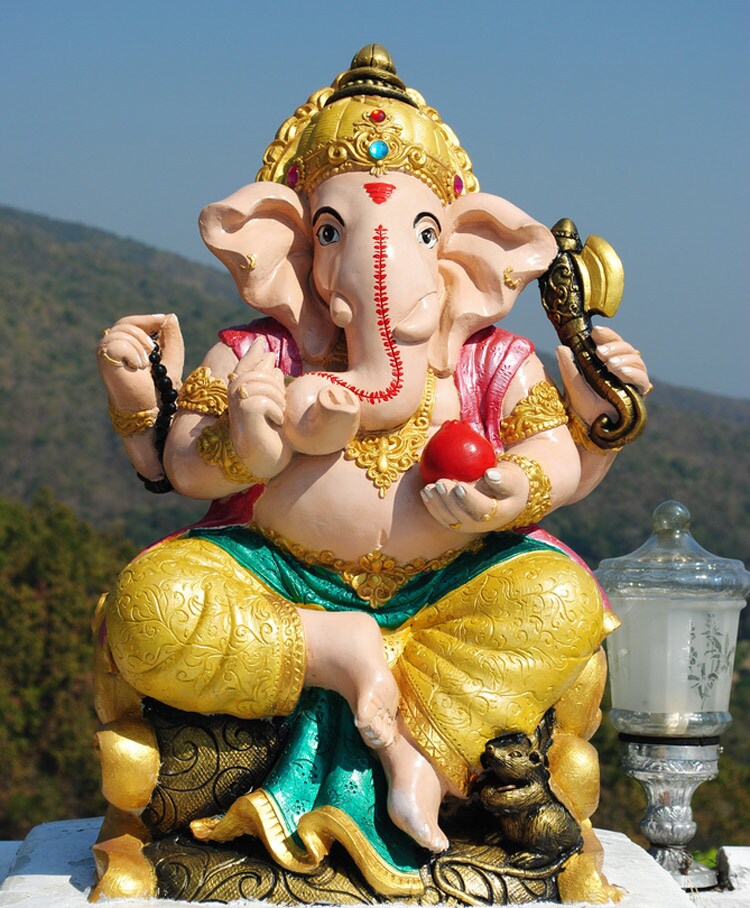 घरात सुख- समृद्धी येण्यासाठी गणेशाची स्थापना केली जाते. अशात वास्तूशास्त्रात गणेशाची मूर्ती ही ईशान्य दिशेला बसवली तर शुभ मानण्यात आलं आहे. घरात सुख- समृद्धी येण्यासाठी गणेशाची स्थापना केली जाते. अशात वास्तूशास्त्रात गणेशाची मूर्ती ही ईशान्य दिशेला बसवली तर शुभ मानण्यात आलं आहे.