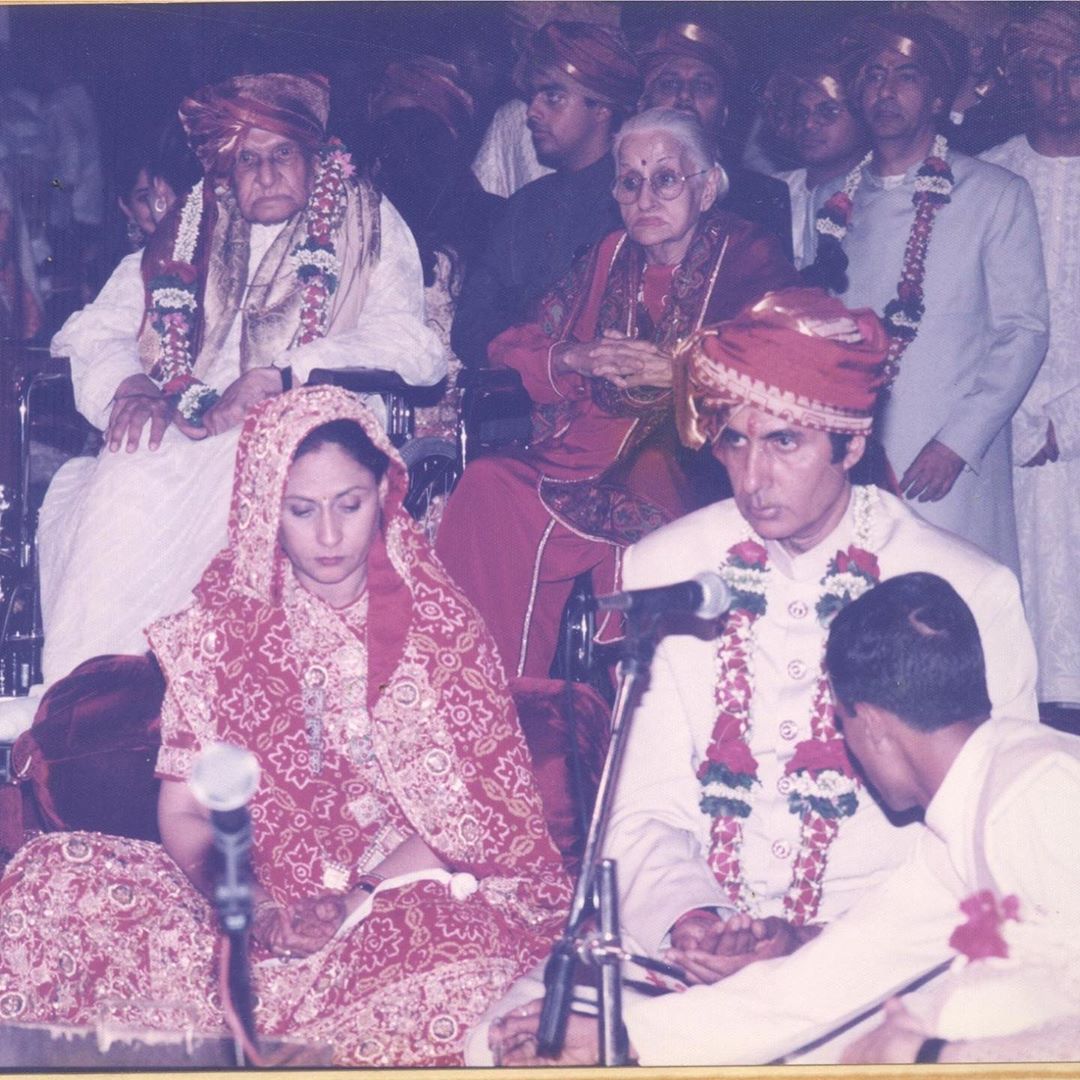 श्वेता बच्चनचं लग्न 1997 मध्ये बिझनेसमन निखिल नंदासोबत झालं होतं. श्वेताचा एक फोटो शेअर करताना अबू जानी आणि संदीप खोसला यांनी लिहिलं ‘श्वेता बच्चन आणि निखिल नंदा यांचं लग्न, जयाजी आम्हाला बहीणीसारख्या आणि श्वेतासाठी आम्ही मामा सारखे.’ श्वेता बच्चनचं लग्न 1997 मध्ये बिझनेसमन निखिल नंदासोबत झालं होतं. श्वेताचा एक फोटो शेअर करताना अबू जानी आणि संदीप खोसला यांनी लिहिलं ‘श्वेता बच्चन आणि निखिल नंदा यांचं लग्न, जयाजी आम्हाला बहीणीसारख्या आणि श्वेतासाठी आम्ही मामा सारखे.’