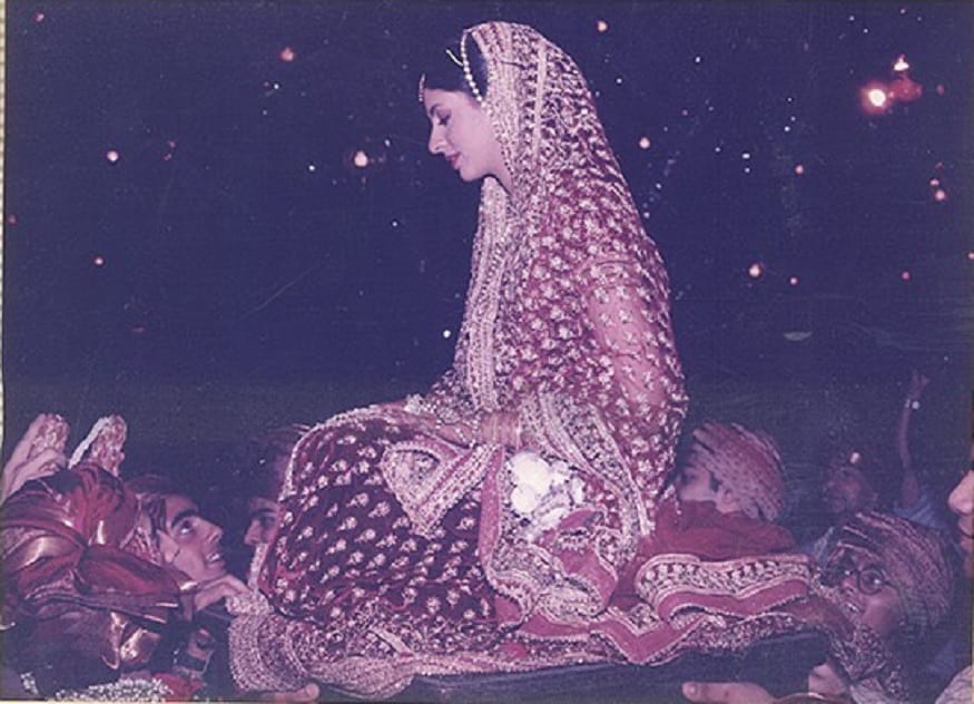 श्वेतानं तिच्या लग्नात अबू जानी आणि संदीप खोसला यांनी डिझाइन केलेला मरून कलरचा वेलवेट लेहंगा घातला होता. श्वेतानं तिच्या लग्नात अबू जानी आणि संदीप खोसला यांनी डिझाइन केलेला मरून कलरचा वेलवेट लेहंगा घातला होता.