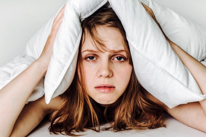रजोनिवृत्ती किंवा मेनोपॉज (Menopause) - रजोनिवृत्ती म्हणजे मासिक पाळी पूर्णपणे जाण्याची वेळ जेव्हा येते, त्याआधी काही लक्षणं दिसतात. त्यावाळी तुम्हाला असा रक्तस्राव होऊ शकतो, शिवाय हॉट फ्लॅशेस, रात्री घाम येणं, व्हजायनामध्ये कोरडपणा, झोप न लागणं अशा समस्याही उद्भवतात.