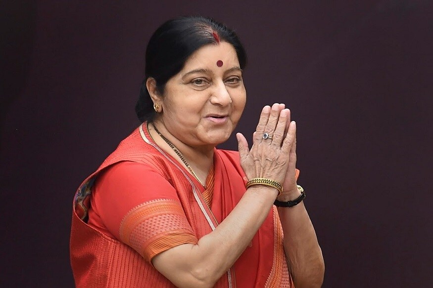 माजी परराष्ट्रमंत्री भाजपच्या ज्येष्ठ नेत्या सुषमा स्वराज यांचं ह्रदयविकाराच्या झटक्याने मंगळवारी रात्री निधन झालं. त्या 67 वर्षांच्या होत्या. रात्री त्यांना ह्रदयविकाराचा झटका आला आणि त्यातच त्यांची प्राणज्योत मालवली. माजी परराष्ट्रमंत्री भाजपच्या ज्येष्ठ नेत्या सुषमा स्वराज यांचं ह्रदयविकाराच्या झटक्याने मंगळवारी रात्री निधन झालं. त्या 67 वर्षांच्या होत्या. रात्री त्यांना ह्रदयविकाराचा झटका आला आणि त्यातच त्यांची प्राणज्योत मालवली.