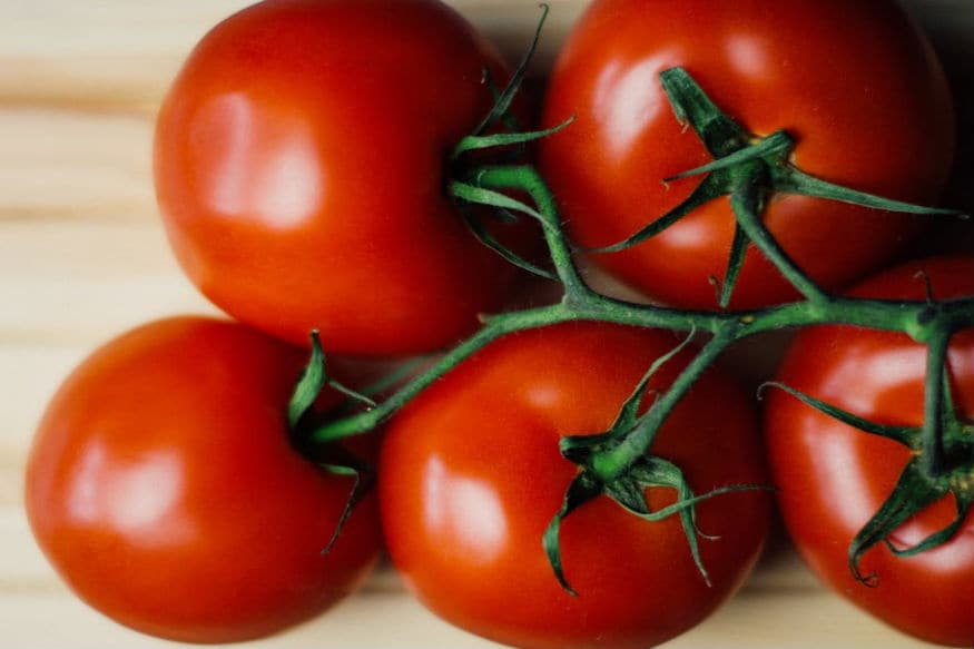 टोमॅटोमध्ये लिकोपिन (lycopene) हा घटक असतो, जो कॅन्सरपेशींच्या वाढीला रोखतो. याशिवाय टोमॅटोमध्ये व्हिटॅमिन सी शिवाय सोडियम, फॉस्फरस, कॅल्शिअम, पोटॅशिअम, मॅग्नेशिअम आणि सल्फर असतं. टोमॅटोतील ग्लुटाथीयोन शरीरातील रोगप्रतिकारक शक्ती वाढवण्यासाठी मदत करतं. टोमॅटोमध्ये लिकोपिन (lycopene) हा घटक असतो, जो कॅन्सरपेशींच्या वाढीला रोखतो. याशिवाय टोमॅटोमध्ये व्हिटॅमिन सी शिवाय सोडियम, फॉस्फरस, कॅल्शिअम, पोटॅशिअम, मॅग्नेशिअम आणि सल्फर असतं. टोमॅटोतील ग्लुटाथीयोन शरीरातील रोगप्रतिकारक शक्ती वाढवण्यासाठी मदत करतं.
