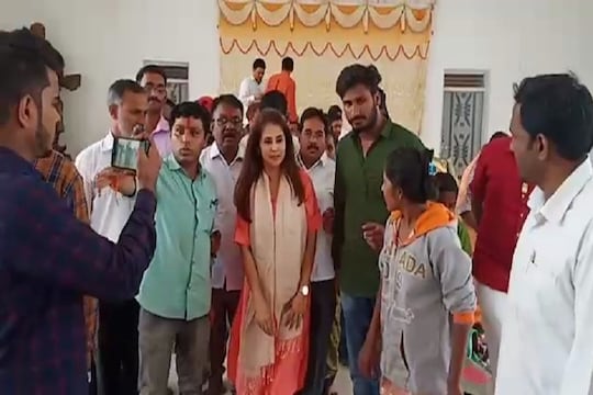 पुरग्रस्तांच्या मदतीवरून उर्मिलाने 'बॉलिवूड'ला सुनावलं, म्हणाली...