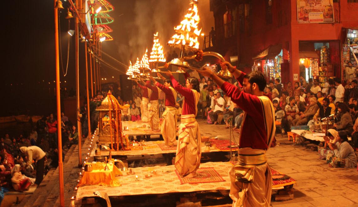 वाराणसी- तुम्हाला ऐतिहासिक वास्तू पाहण्याची आणि आध्यात्माची आवड असेल तर या शहराला एकदा तरी भेट द्याच. इथे तुम्हाला अनेक अशी ठिकाणं दिसतील ज्याच्या तुम्ही प्रेमात पडाल. याशिवाय संध्याकाळची गंगा आरतीही चुकवू नका. फोटोग्राफीची आवड असेल तर हे शहर तुमचंच आहे. गंगा घाटावर सूर्योदय आणि सूर्यास्ताचे अनेक फोटो तुम्ही काढू शकता. वाराणसी- तुम्हाला ऐतिहासिक वास्तू पाहण्याची आणि आध्यात्माची आवड असेल तर या शहराला एकदा तरी भेट द्याच. इथे तुम्हाला अनेक अशी ठिकाणं दिसतील ज्याच्या तुम्ही प्रेमात पडाल. याशिवाय संध्याकाळची गंगा आरतीही चुकवू नका. फोटोग्राफीची आवड असेल तर हे शहर तुमचंच आहे. गंगा घाटावर सूर्योदय आणि सूर्यास्ताचे अनेक फोटो तुम्ही काढू शकता.
