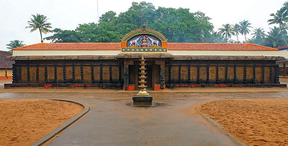 जनार्दन स्वामी क्षेत्र- विष्णूचं हे मंदिर सुमारे 2 हजार वर्ष जुनं आहे. या मंदिरात जाण्यासाठी खूप पायऱ्या चढाव्या लागतात. जनार्दन स्वामी क्षेत्र- विष्णूचं हे मंदिर सुमारे 2 हजार वर्ष जुनं आहे. या मंदिरात जाण्यासाठी खूप पायऱ्या चढाव्या लागतात.