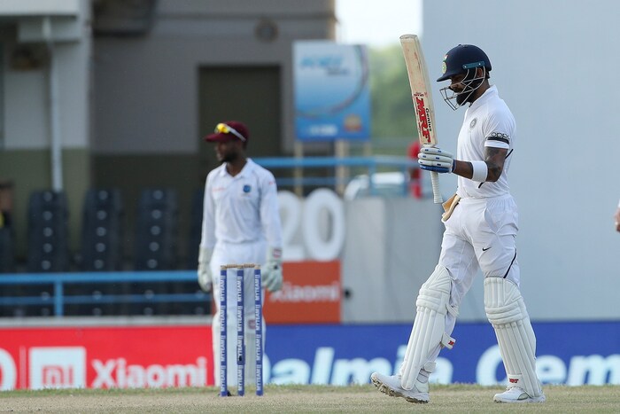 तिसऱ्या दिवशी कोहली आणि रहाणे यांनी 104 धावांची शतकी भागिदारी केली. यात कोहलीनं 51 तर, रहाणेनं 53 धावा केल्या. 