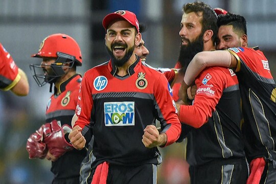 आयपीएलच्या 12 हंगामात आतापर्यंत एकूण 54 शतक लगावले आहेत. यात सर्वात जास्त शतक लगावण्याचा विक्रम रॉयल चॅलेंजर्स बंगळुरू संघाच्या नावावर आहे. 