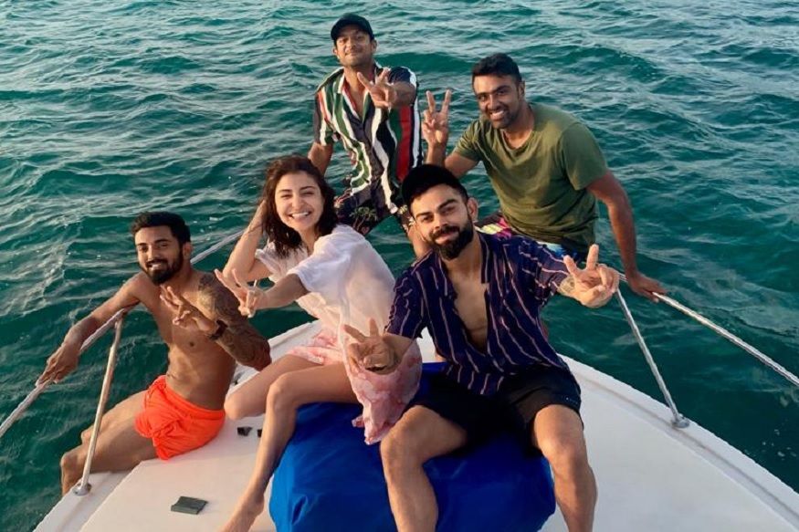 सलामीचा फलंदाज केएल राहुलनं मंगळवारी सोशल मीडियावर विराट कोहली, मयंक अग्रवाल आणि रवीचंद्रन अश्विन यांच्या सोबतचा क्रुझवरचा फोटो फोटो सोशल मीडियावर शेअर केला. सलामीचा फलंदाज केएल राहुलनं मंगळवारी सोशल मीडियावर विराट कोहली, मयंक अग्रवाल आणि रवीचंद्रन अश्विन यांच्या सोबतचा क्रुझवरचा फोटो फोटो सोशल मीडियावर शेअर केला.