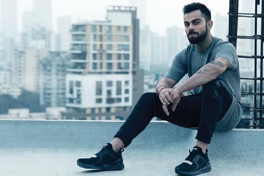 विराट कोहली सोशल मीडियावर सगळ्यात जास्त फॉलोअर असणारा खेळाडू आहे. विराट कोहलीचे फेसबूक, इन्स्टाग्रामवर 3 कोटी फॉलोअर आहेत. या यादीत विराट भारतीय खेळाडूंमध्ये पहिल्या क्रमांकावर आहे. त्यानं पुन्हा एकदा मास्टर ब्लास्टर सचिन तेंडुलकरला मागे टाकले. विराट कोहली सोशल मीडियावर सगळ्यात जास्त फॉलोअर असणारा खेळाडू आहे. विराट कोहलीचे फेसबूक, इन्स्टाग्रामवर 3 कोटी फॉलोअर आहेत. या यादीत विराट भारतीय खेळाडूंमध्ये पहिल्या क्रमांकावर आहे. त्यानं पुन्हा एकदा मास्टर ब्लास्टर सचिन तेंडुलकरला मागे टाकले.