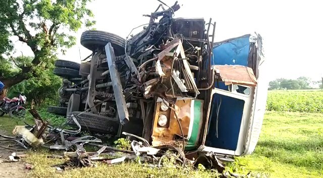 धुळे-औरंगाबाद शहादा बस ही औरंगाबादवरून शहादाला जात होती. पण कंटेनरचा वेग जास्त होता आणि त्यामुळे समोर येणाऱ्या बसला कंटेनरने धडक दिली. बस समोर असतानाही कंटेनरचा वेग जास्त असल्यामुळे चालकाला गाडी आवरता आली नाही. आणि भरधाव वेगात कंटेनर बसमध्ये शिरला. धुळे-औरंगाबाद शहादा बस ही औरंगाबादवरून शहादाला जात होती. पण कंटेनरचा वेग जास्त होता आणि त्यामुळे समोर येणाऱ्या बसला कंटेनरने धडक दिली. बस समोर असतानाही कंटेनरचा वेग जास्त असल्यामुळे चालकाला गाडी आवरता आली नाही. आणि भरधाव वेगात कंटेनर बसमध्ये शिरला.