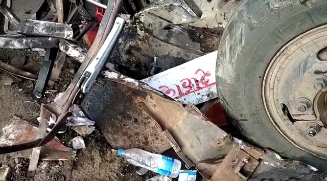 यामध्ये 11 प्रवशांचा जागीच मृत्यू झाला असून 3 जणांचा उपचारादरम्यान मृत्यू झाला असल्याची माहिती देण्यात आली आहे. यामध्ये 11 प्रवशांचा जागीच मृत्यू झाला असून 3 जणांचा उपचारादरम्यान मृत्यू झाला असल्याची माहिती देण्यात आली आहे.