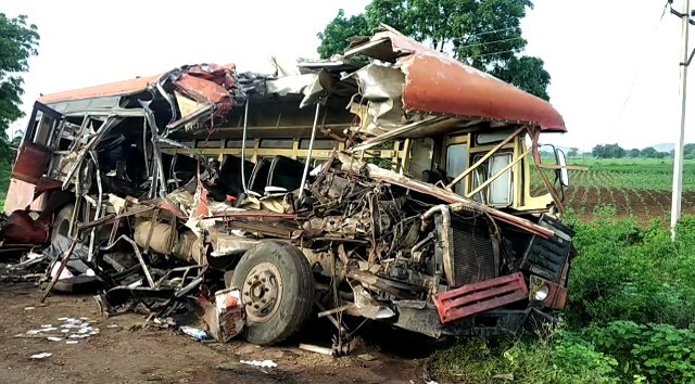 बसचा काही भाग हा कंटेनरमध्ये शिरला होता. त्यामुळे बसचा पत्रा कापून अडकलेल्या प्रवाशांना बाहेर काढण्यात आलं. बसचा काही भाग हा कंटेनरमध्ये शिरला होता. त्यामुळे बसचा पत्रा कापून अडकलेल्या प्रवाशांना बाहेर काढण्यात आलं.