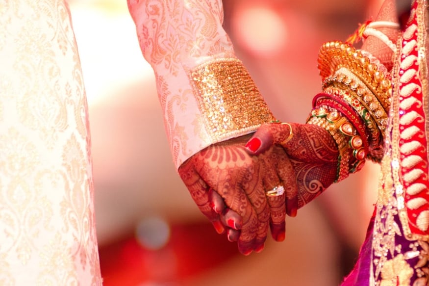तुमचा जोडीदारही नोकरी करत असेल, तर तुमचं आयुष्य त्याला चांगल्या प्रकारे समजतं. ऑफिसमध्ये दिवसभर काम करून थकून घरी आल्यानंतर पत्नी आपल्या समस्या जाणून घेते आणि त्या सोडवण्याचा प्रयत्न करते. तुमच्या मनावरील ताण हलका करते. तुमचा जोडीदारही नोकरी करत असेल, तर तुमचं आयुष्य त्याला चांगल्या प्रकारे समजतं. ऑफिसमध्ये दिवसभर काम करून थकून घरी आल्यानंतर पत्नी आपल्या समस्या जाणून घेते आणि त्या सोडवण्याचा प्रयत्न करते. तुमच्या मनावरील ताण हलका करते.