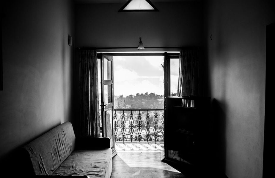 वास्तुशास्त्रानुसार, पूर्व दिशेला खिडक्या असणं सर्वोत्तम मानलं जातं. कारण ही सूर्याची दिशा असते. सूर्याचं पहिलं किरण घरात पडलं तर फक्त सकारात्मक उर्जाच घरात येते असं नाही तर घरात सुख, समृद्धीही येते. याशिवाय नोकरीत प्रमोशनही मिळतं. तर उत्तर दिशेचा स्वामी कुबेर असल्याने त्या दिशेला खिडकी बनवली तर कधीही संपत्तीची कमतरता जाणवणार नाही. वास्तुशास्त्रानुसार, पूर्व दिशेला खिडक्या असणं सर्वोत्तम मानलं जातं. कारण ही सूर्याची दिशा असते. सूर्याचं पहिलं किरण घरात पडलं तर फक्त सकारात्मक उर्जाच घरात येते असं नाही तर घरात सुख, समृद्धीही येते. याशिवाय नोकरीत प्रमोशनही मिळतं. तर उत्तर दिशेचा स्वामी कुबेर असल्याने त्या दिशेला खिडकी बनवली तर कधीही संपत्तीची कमतरता जाणवणार नाही.