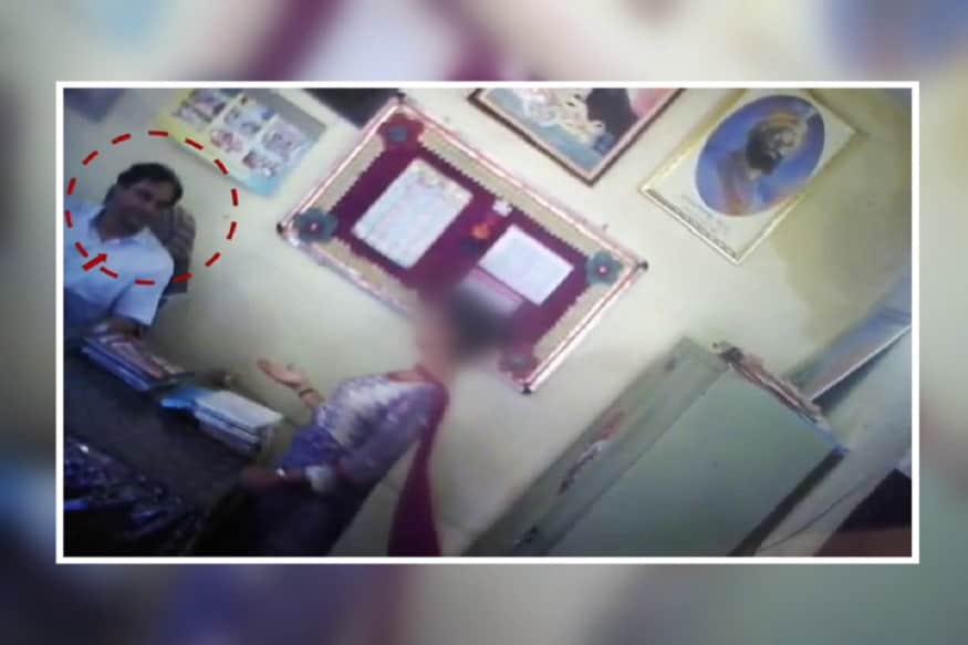एका सरकारी शाळेचा व्हिडिओ सध्या सोशल मीडियावर व्हायरल झाला आहे. या व्हिडिओमध्ये शाळेचे मुख्याध्यापक शाळेच्या दोन महिला शिक्षकांसह अश्लील कृत्य करताना दिसत आहेत. एका सरकारी शाळेचा व्हिडिओ सध्या सोशल मीडियावर व्हायरल झाला आहे. या व्हिडिओमध्ये शाळेचे मुख्याध्यापक शाळेच्या दोन महिला शिक्षकांसह अश्लील कृत्य करताना दिसत आहेत.