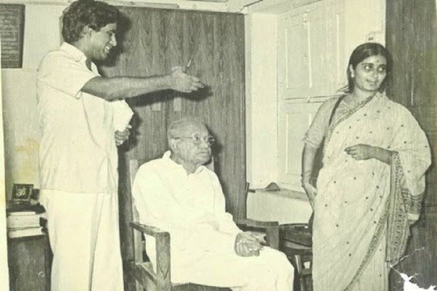 Sushma Swaraj Death News: दिल्लीच्या माजी मुख्यमंत्री आणि माजी परराष्ट्र मंत्री सुषमा स्वराज यांचं मंगळवारी हृदयविकाराच्या झटक्याने निधन झालं. त्यांच्या जाण्याने संपूर्ण देशावर शोककळा पसरली आहे. सुषमा स्वराज एक अशा नेत्या होत्या, ज्यांनी फक्त एका ट्वीटवर देशातच नाही तर विदेशातदेखील भारतीयांना मदत पोहोचवली आहे. त्यांच्या या शैलीतून त्यांनी वारंवार सगळ्यांची मन जिंकली आहेत. Sushma Swaraj Death News: दिल्लीच्या माजी मुख्यमंत्री आणि माजी परराष्ट्र मंत्री सुषमा स्वराज यांचं मंगळवारी हृदयविकाराच्या झटक्याने निधन झालं. त्यांच्या जाण्याने संपूर्ण देशावर शोककळा पसरली आहे. सुषमा स्वराज एक अशा नेत्या होत्या, ज्यांनी फक्त एका ट्वीटवर देशातच नाही तर विदेशातदेखील भारतीयांना मदत पोहोचवली आहे. त्यांच्या या शैलीतून त्यांनी वारंवार सगळ्यांची मन जिंकली आहेत.
