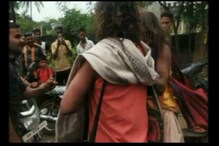 VIDEO: मुलं पळवणाऱ्या टोळीच्या संशयातून 3 साधूंना पट्ट्यांनी अमानुष मारहाण VIDEO: मुलं पळवणाऱ्या टोळीच्या संशयातून 3 साधूंना पट्ट्यांनी अमानुष मारहाण