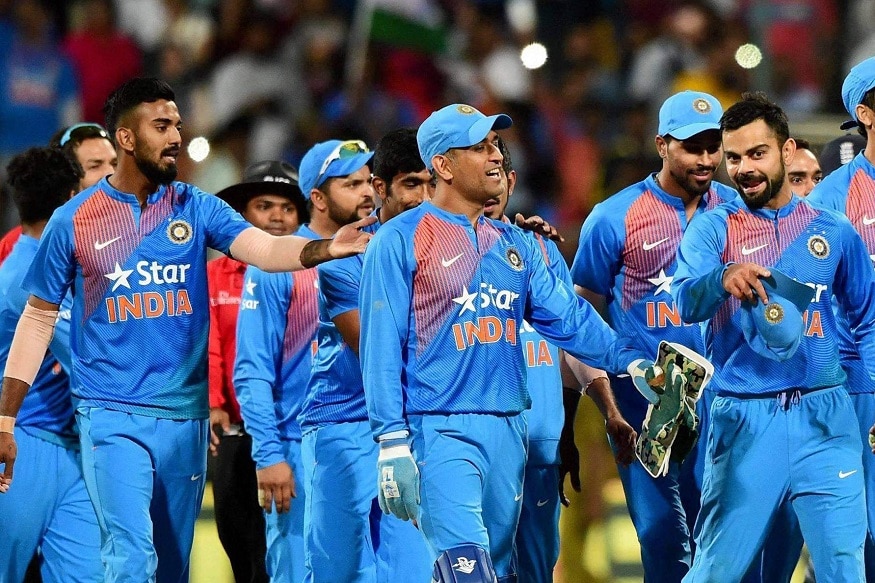 क्रिकेटपटूंना मिळणारा दैनिक भत्ता हा त्यांच्या सामन्याच्या मानधन वगळून असतो. बीसीसीआय़ एका कसोटी सामन्यासाठी 15 लाख, एकदिवसीय आणि टी20 सामन्यासाठी 3 लाख रुपये देती आहे. प्लेइंग इलेव्हनमध्ये जागा मिळाली नाही तरी खेळाडूंना तितकेच पैसे मिळतात. क्रिकेटपटूंना मिळणारा दैनिक भत्ता हा त्यांच्या सामन्याच्या मानधन वगळून असतो. बीसीसीआय़ एका कसोटी सामन्यासाठी 15 लाख, एकदिवसीय आणि टी20 सामन्यासाठी 3 लाख रुपये देती आहे. प्लेइंग इलेव्हनमध्ये जागा मिळाली नाही तरी खेळाडूंना तितकेच पैसे मिळतात.