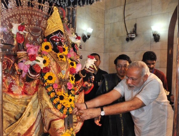 मोदींच्या नवरात्राच्या व्रतामागे रंजक कथा आहे. अहमदाबादला असताना रा. स्व. संघात मोदी होते. त्यावेळी लक्ष्मणराव इनामदार यांचा सहवास त्यांना लाभला. इमानदार यांना उपवास करण्याची सवय होती. त्यांच्या व्रतापासून प्रेरणा घेऊन मोदींनी शारदीय आणि चैत्र नवरात्रीचा उपवास करण्याचं व्रत घेतलं. मोदींच्या नवरात्राच्या व्रतामागे रंजक कथा आहे. अहमदाबादला असताना रा. स्व. संघात मोदी होते. त्यावेळी लक्ष्मणराव इनामदार यांचा सहवास त्यांना लाभला. इमानदार यांना उपवास करण्याची सवय होती. त्यांच्या व्रतापासून प्रेरणा घेऊन मोदींनी शारदीय आणि चैत्र नवरात्रीचा उपवास करण्याचं व्रत घेतलं.