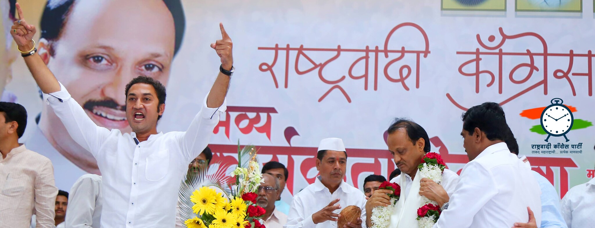 संदीप क्षीरसागर - राष्ट्रवादीचे अध्यक्ष शरद पवार यांनी आपल्या बीड दौऱ्यावेळी जिल्ह्यातील 5 उमेदवारांच्या नावाची घोषणा केली. यावेळी पवार यांनी बीडमधून राष्ट्रवादीचा तरुण चेहरा असणाऱ्या संदीप क्षीरसागर यांना संधी दिली आहे. त्यांची लढाई आधी राष्ट्रवादीत असणाऱ्या आता भाजपमध्ये दाखल झालेले त्यांचे काका जयदत्त क्षीरसागर यांच्याविरोधात असणार आहे. त्यामुळे हे आव्हान ते कसं पेलवणार, याबाबत उत्सुकता आहे. संदीप क्षीरसागर - राष्ट्रवादीचे अध्यक्ष शरद पवार यांनी आपल्या बीड दौऱ्यावेळी जिल्ह्यातील 5 उमेदवारांच्या नावाची घोषणा केली. यावेळी पवार यांनी बीडमधून राष्ट्रवादीचा तरुण चेहरा असणाऱ्या संदीप क्षीरसागर यांना संधी दिली आहे. त्यांची लढाई आधी राष्ट्रवादीत असणाऱ्या आता भाजपमध्ये दाखल झालेले त्यांचे काका जयदत्त क्षीरसागर यांच्याविरोधात असणार आहे. त्यामुळे हे आव्हान ते कसं पेलवणार, याबाबत उत्सुकता आहे.