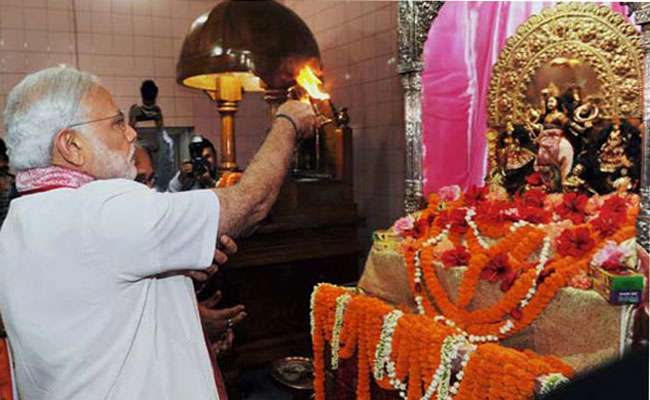 पंतप्रधान नरेंद्र मोदींनी सकाळी ट्विटरवरून देशवासीयांना नवरात्रीच्या शुभेच्छा दिल्या आहेत. नवरात्रीच्या 9 दिवसांमध्ये मोदी खूप संयमी आणि कडक व्रत पाळतात. अनेक दौरे, बैठका आणि कार्यक्रम असा व्यस्त दिनक्रम असला तरीही आजपर्यंत त्याचं व्रत त्यांनी कधीही मोडलं नाही. पंतप्रधान नरेंद्र मोदींनी सकाळी ट्विटरवरून देशवासीयांना नवरात्रीच्या शुभेच्छा दिल्या आहेत. नवरात्रीच्या 9 दिवसांमध्ये मोदी खूप संयमी आणि कडक व्रत पाळतात. अनेक दौरे, बैठका आणि कार्यक्रम असा व्यस्त दिनक्रम असला तरीही आजपर्यंत त्याचं व्रत त्यांनी कधीही मोडलं नाही.