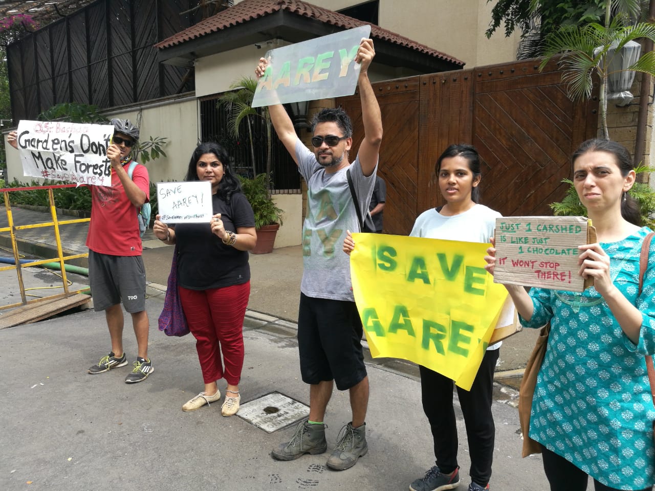 मेट्रेच्या या कारशेडसाठी आरेतली जवळपास 30 हेक्टर जमीन वापरण्यात येणार आहे, ज्यात 3184 झाडांची कत्तल केली जाणार आहे. मेट्रेच्या या कारशेडसाठी आरेतली जवळपास 30 हेक्टर जमीन वापरण्यात येणार आहे, ज्यात 3184 झाडांची कत्तल केली जाणार आहे.