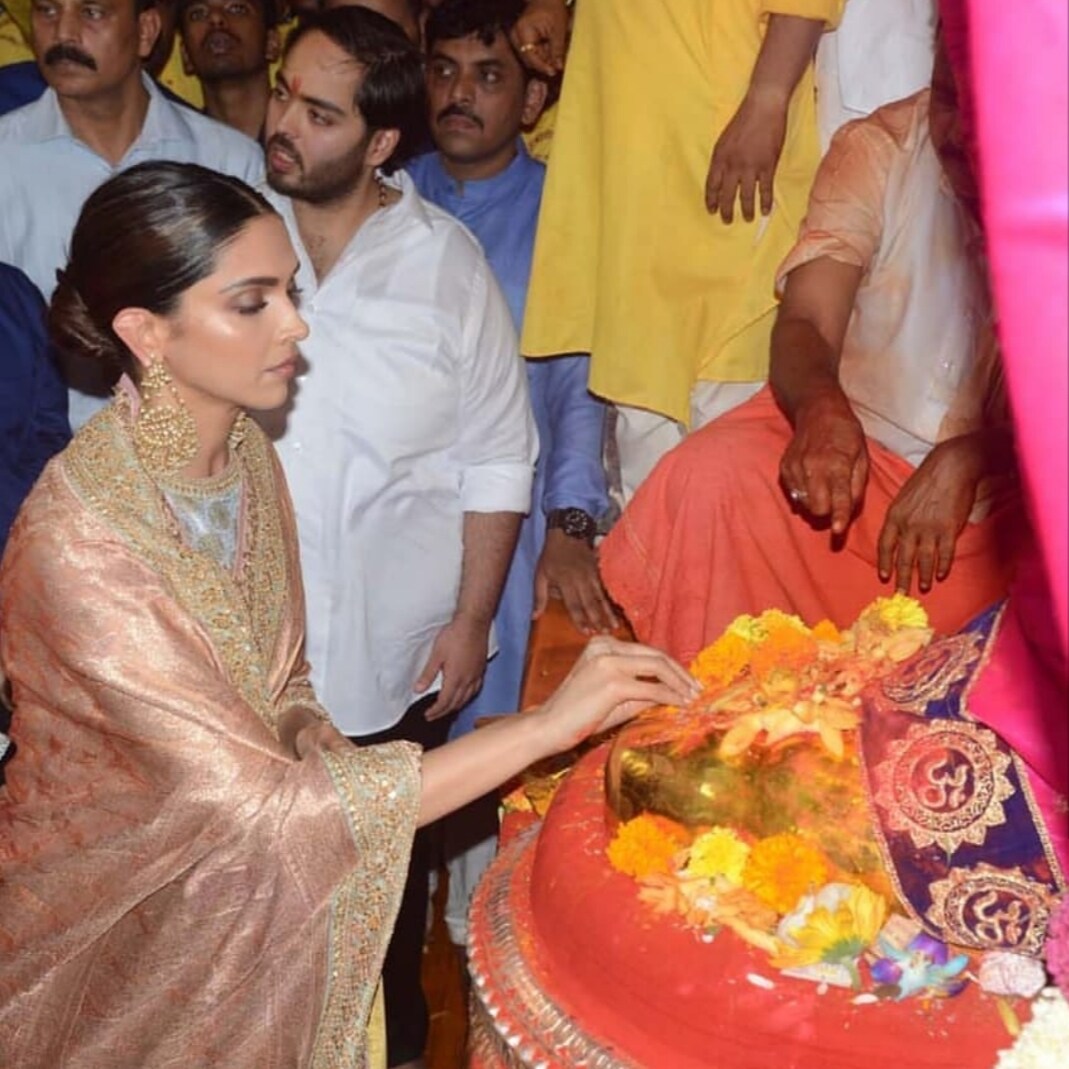 दीपिका गणपती बाप्पाची भक्त आहे हे सर्वांनाच माहिती आहे. कोणतीही नवी गोष्ट सुरु करण्याआधी दीपिका बाप्पाचा आशीर्वाद घेतल्याशिवाय राहत नाही. दीपिका गणपती बाप्पाची भक्त आहे हे सर्वांनाच माहिती आहे. कोणतीही नवी गोष्ट सुरु करण्याआधी दीपिका बाप्पाचा आशीर्वाद घेतल्याशिवाय राहत नाही.