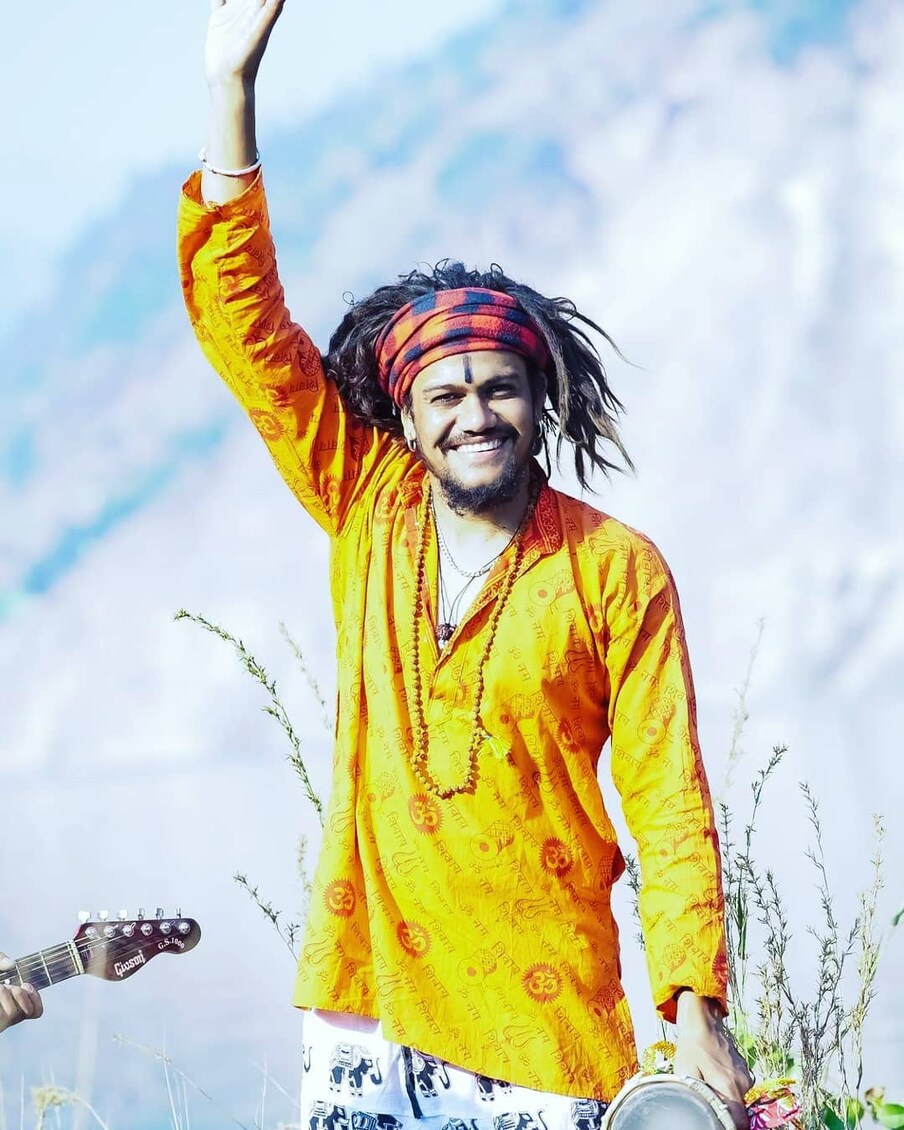 गायक सुरेश वर्मा यांच्या सल्ल्यावरुन गाण्याची सुरुवात केली होती. त्यानं सुरेश वर्मा यांन गाणं लिहायला सांगितलं होतं ज्यानंतर भोला है भंडारी तयार झालं. ज्याला हंसराजनं आवाज दिला. 