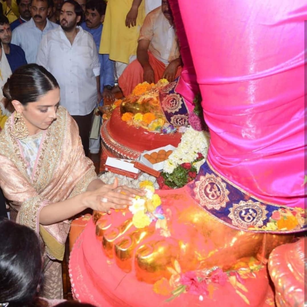 दीपिकाच्या सिनेमाबद्दल बोलायचं तर ती लवकरच मेघना गुलजारच्या छपाक सिनेमात दिसणार आहे. या सिनेमाची कथा दिल्लीची अॅसिड हल्ला पीडिता लक्ष्मी अग्रवालच्या आयुष्यावर आधारित आहे. दीपिकाच्या सिनेमाबद्दल बोलायचं तर ती लवकरच मेघना गुलजारच्या छपाक सिनेमात दिसणार आहे. या सिनेमाची कथा दिल्लीची अॅसिड हल्ला पीडिता लक्ष्मी अग्रवालच्या आयुष्यावर आधारित आहे.